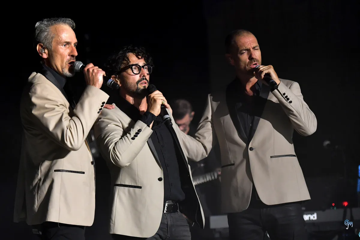 Les Stentors chantent en vestes de scène claires