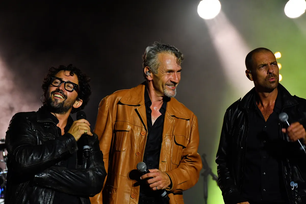 Les Stentors en blousons de cuir sous les projecteurs