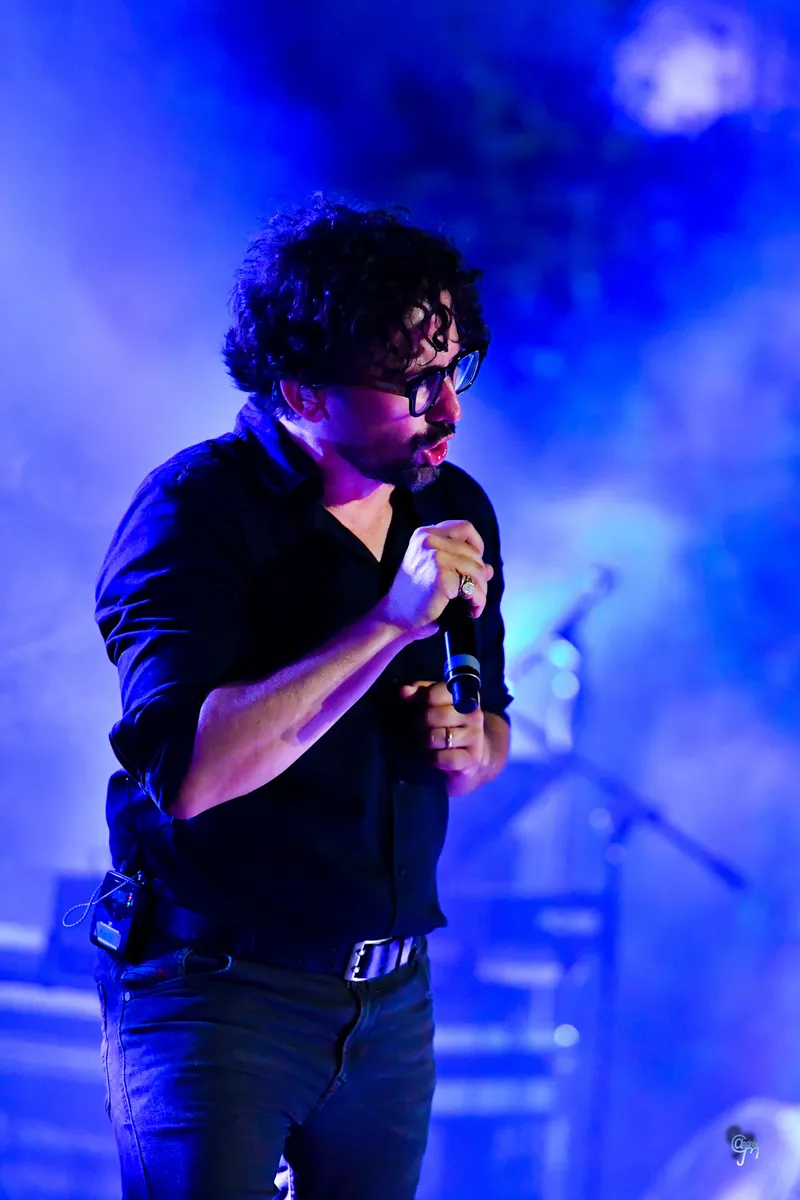 Mathieu Sempéré chante sous la lumière bleue